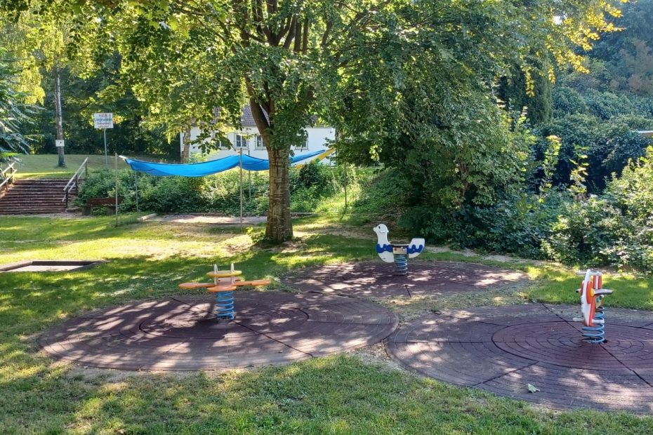 Kiddis spielen unterm Baum