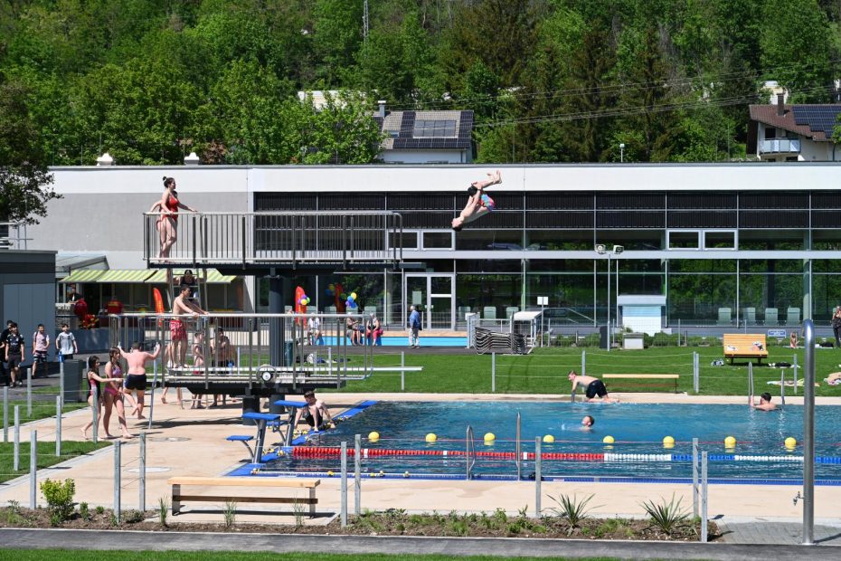 Bereich zwischen Hallenbad und Freibadbecken